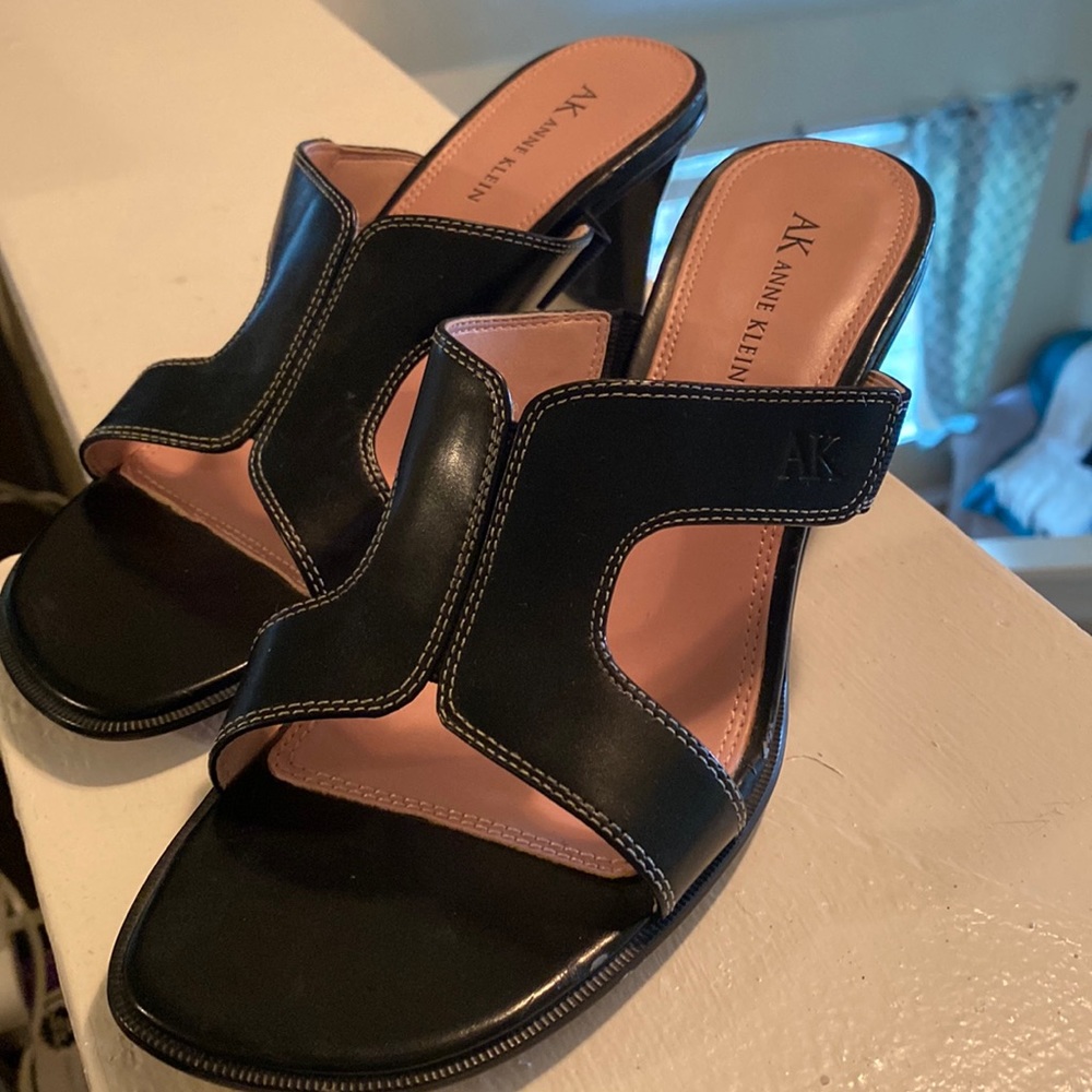 Anne Klein black leather shoes 2.5” heal size 8 1/2